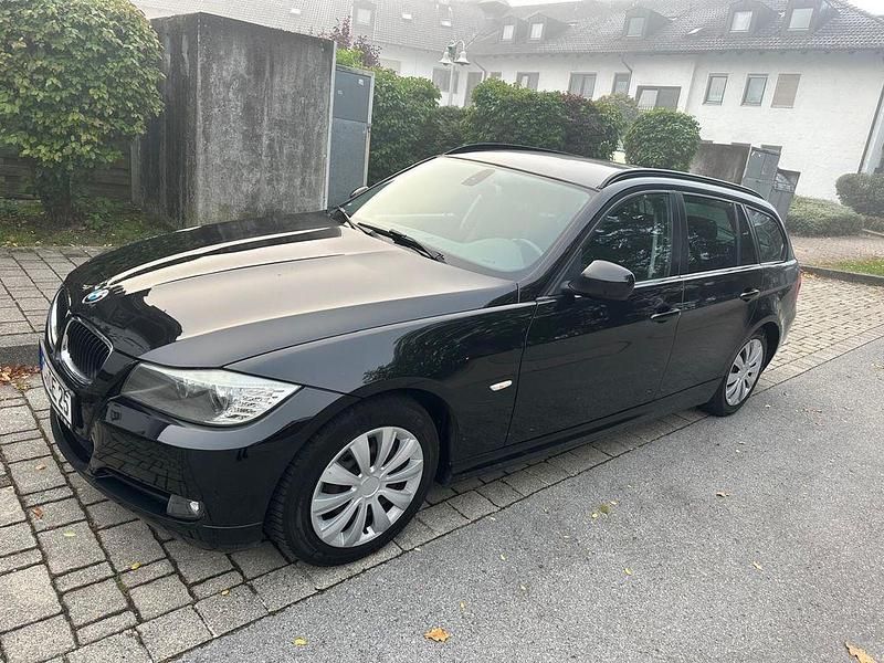 Schwarz Gebraucht 2011 BMW 320 Kombi | 4.500 € (Superpreis) - Bild 1/4