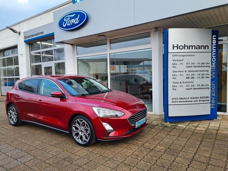 Rot Gebraucht 2018 Ford Focus Titanium Limousine | 13.750 € (Fairer Preis) - Bild 1/4