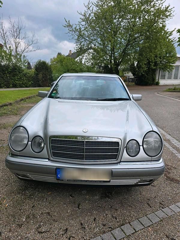 Gebraucht Mercedes E230 150 PS (110 kW) 1997 Silber Limousine