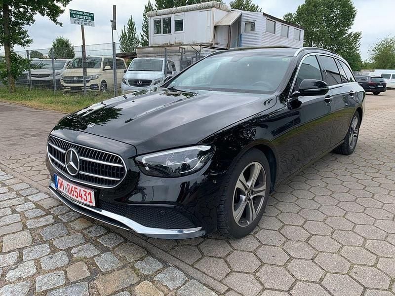 Schwarz Gebraucht 2020 Mercedes E220 Avantgarde Limousine | 18.990 € (Superpreis) - Bild 1/4