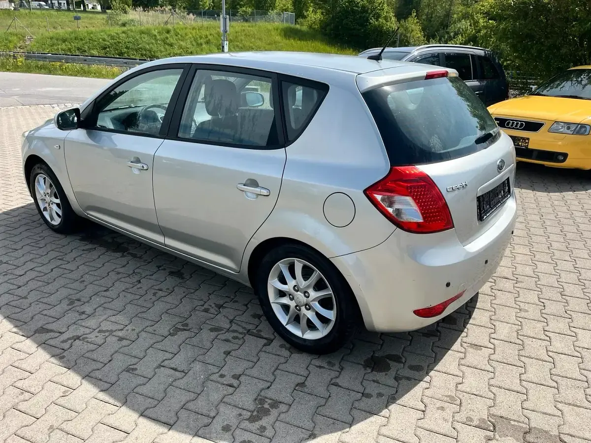 Gebraucht Kia Ceed 90 PS (66 kW) 2009 Silber Kleinwagen