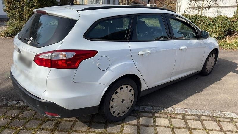 Gebraucht Ford Focus 105 PS (77 kW) 2014 Weiß Kombi