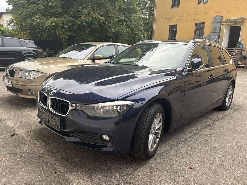 Blau Gebraucht 2013 BMW 320 Sport Line Kombi | 9.300 € (Guter Preis) - Bild 1/4