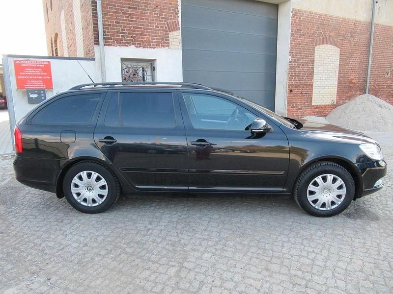 Gebraucht Skoda Octavia Ambiente 122 PS (89 kW) 2013 Schwarz Kombi