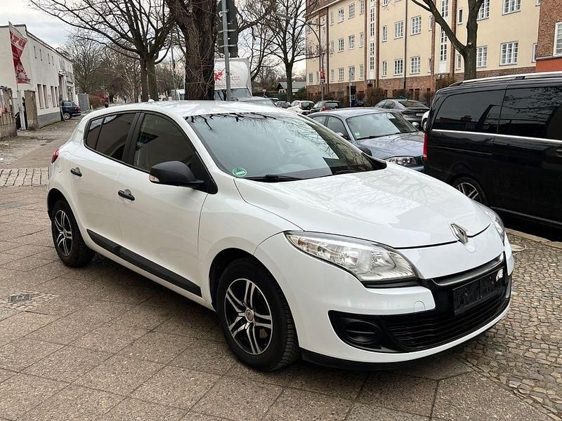 Gebraucht Renault Mégane Authentique 101 PS (74 kW) 2013 Weiß Limousine