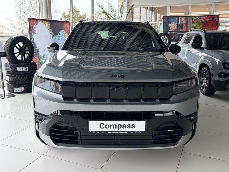 Neu Jeep Compass 145 PS (106 kW) 2026 Grau SUV