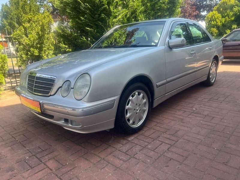 Silber (metallic) Gebraucht 1999 Mercedes E240 Elegance Limousine | 6.900 € (Teuer) - Bild 1/4