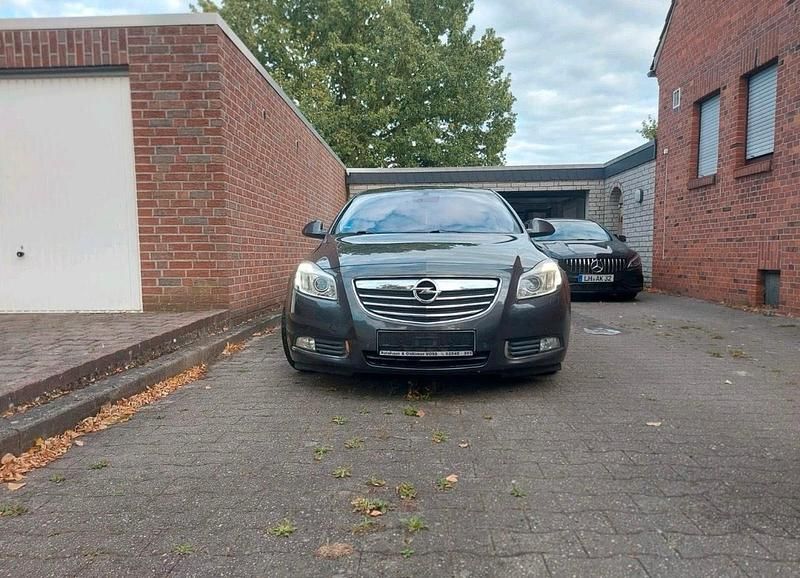 Grau Gebraucht 2011 Opel Insignia Limousine | 5.449 € (Etwas zu teuer) - Bild 1/4