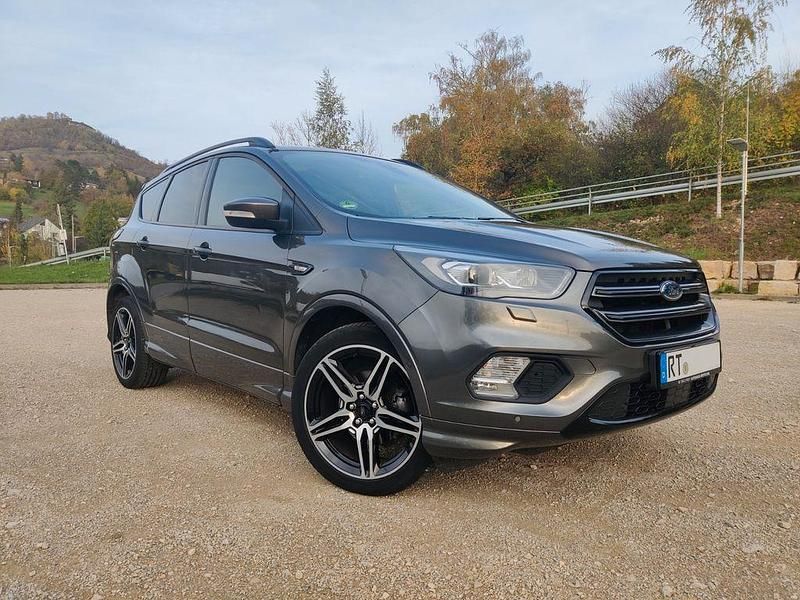 Grau Gebraucht 2018 Ford Kuga ST-Line SUV | 14.890 € (Etwas zu teuer) - Bild 1/4
