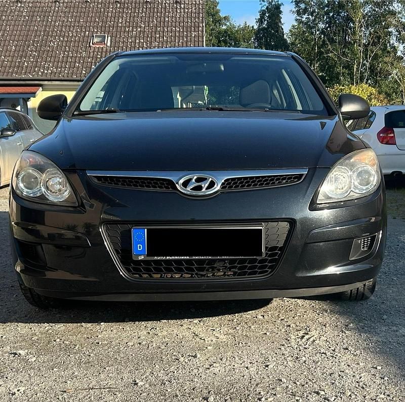 Schwarz Gebraucht 2010 Hyundai i30 Limousine | 3.700 € - Bild 1/4