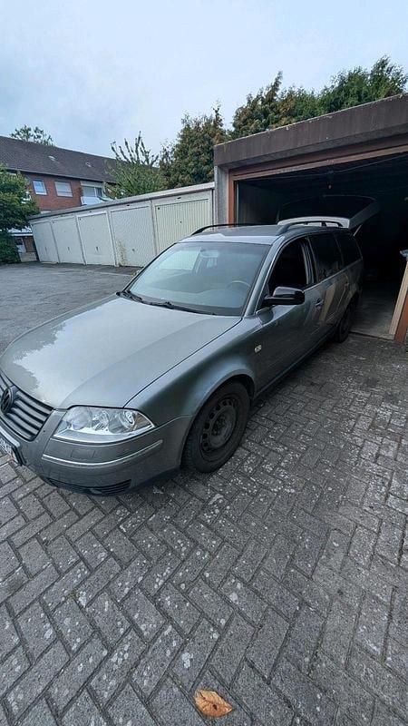 Silber Gebraucht 2002 VW Passat Kombi | 1.999 € (Etwas zu teuer) - Bild 1/4