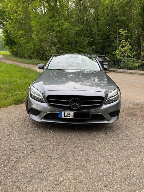 Grau Gebraucht 2018 Mercedes C300 AMG Limousine | 22.300 € (Guter Preis) - Bild 1/4