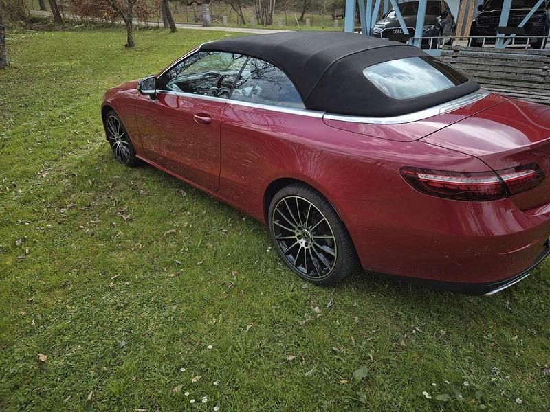 Gebraucht Mercedes E220 Avantgarde 194 PS (142 kW) 2022 Rot Cabrio