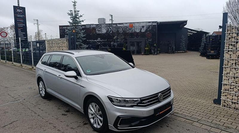 Silber Gebraucht 2020 VW Passat GTE Limousine | 19.980 € (Superpreis) - Bild 1/4