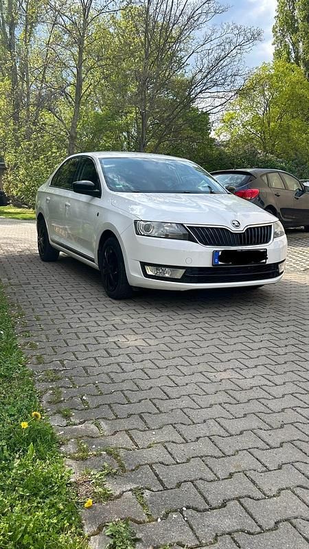 Weiß Gebraucht 2014 Skoda Rapid Cool Edition Limousine | 7.999 € (Fairer Preis) - Bild 1/4