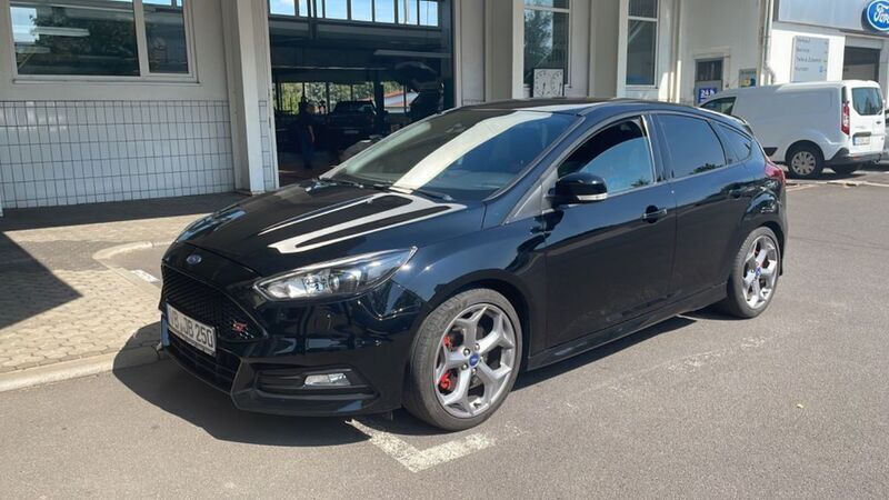 Schwarz Gebraucht 2016 Ford Focus Sport Limousine | 13.990 € (Fairer Preis) - Bild 1/4
