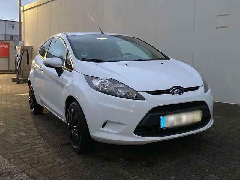 Weiß Gebraucht 2011 Ford Fiesta Trend Limousine | 2.900 € (Guter Preis) - Bild 1/4