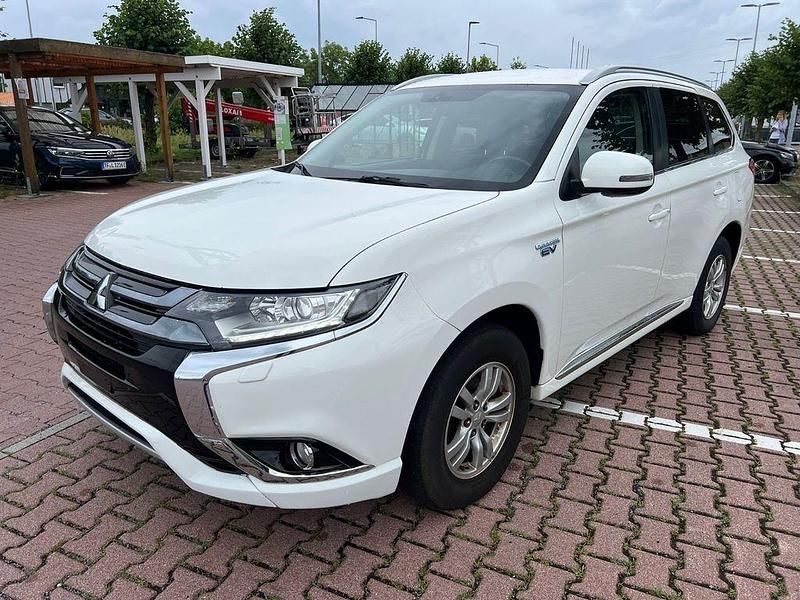 Weiß Gebraucht 2015 Mitsubishi Outlander P-HEV SUV | 11.850 € (Fairer Preis) - Bild 1/4