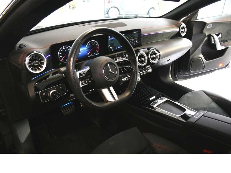 Gebraucht Mercedes CLA200 Advanced Plus 163 PS (119 kW) 2024 Kosmosschwarzmetallic Kombi