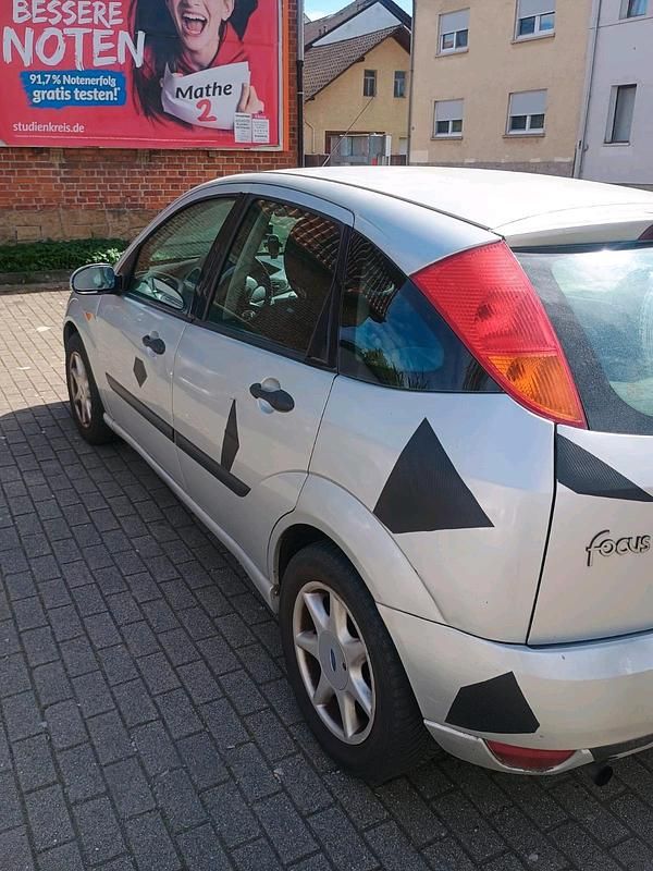Używany Ford Focus 100 KM (73 kW) 2001 Srebrny Hatchback
