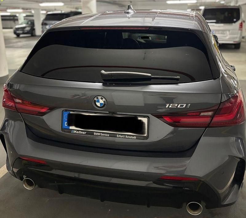 Grau Gebraucht 2021 BMW 120 M Sport Kleinwagen | 27.500 € (Etwas zu teuer) - Bild 1/4