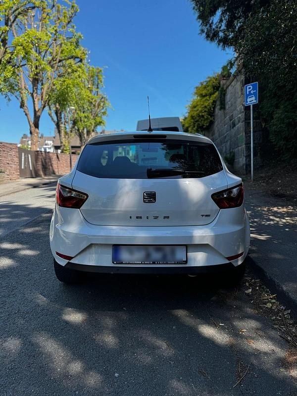 Weiß Gebraucht 2016 Seat Ibiza CONNECT Kleinwagen | 6.350 € (Fairer Preis) - Bild 1/4