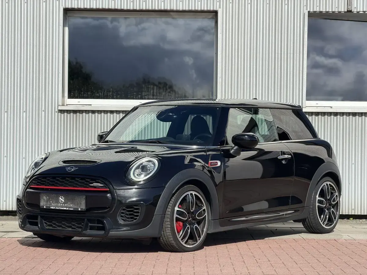 Gebraucht Mini John Cooper Works 231 PS (169 kW) 2019 Midnight black metallic Kleinwagen