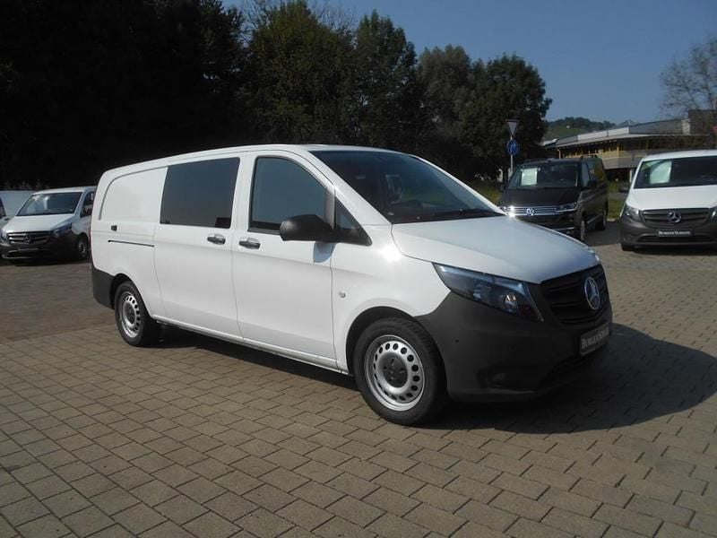 Weiß Gebraucht 2022 Mercedes Vito Van / Kleinbus | 39.870 € - Bild 1/4