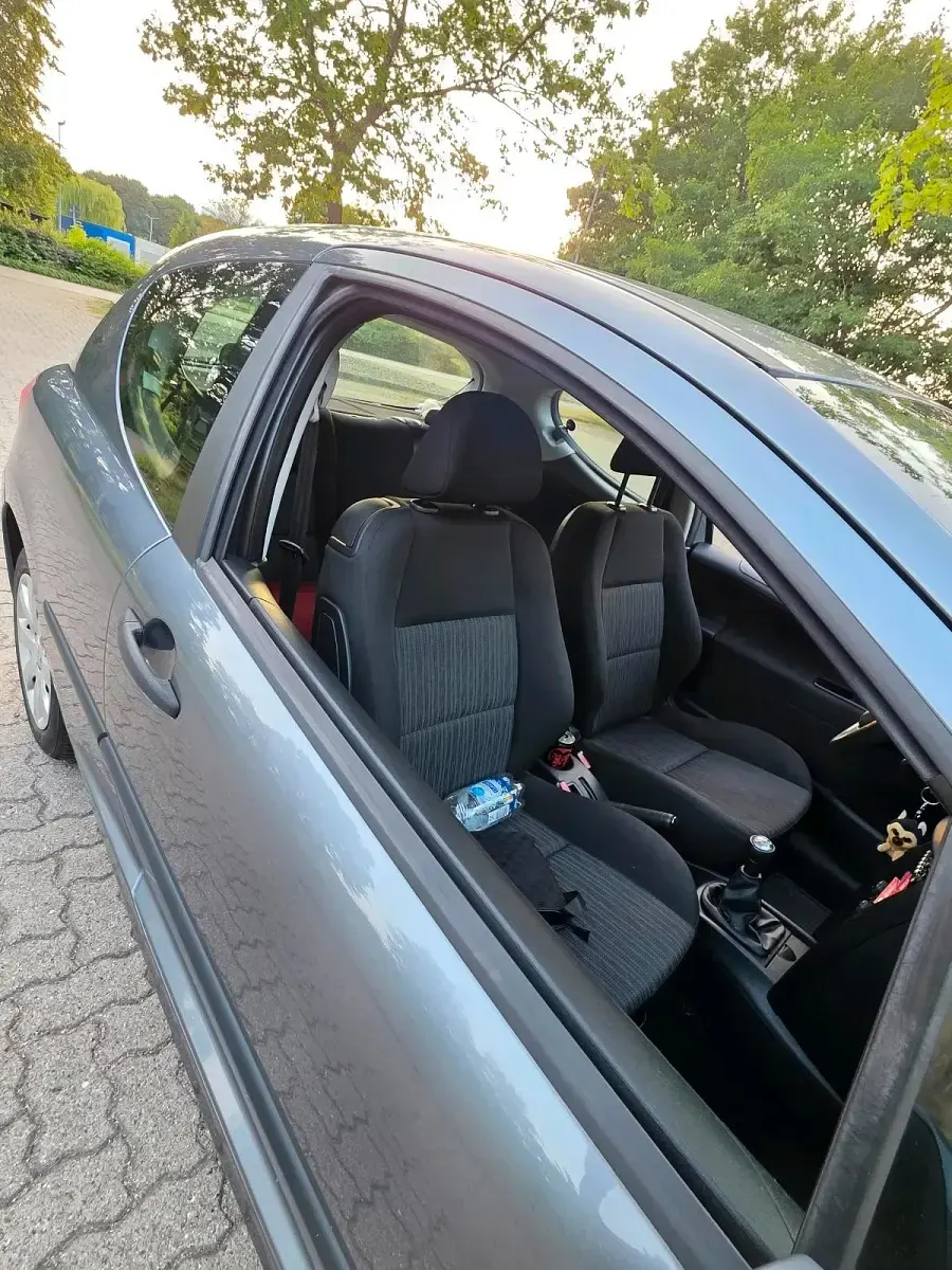 Gebraucht Peugeot 207 74 PS (54 kW) 2011 Andere farben Kleinwagen