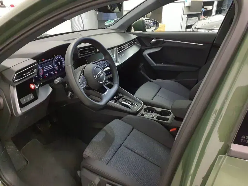 Gebraucht Audi A3 Advanced 116 PS (85 kW) 2025 Distriktgrün metallic Limousine
