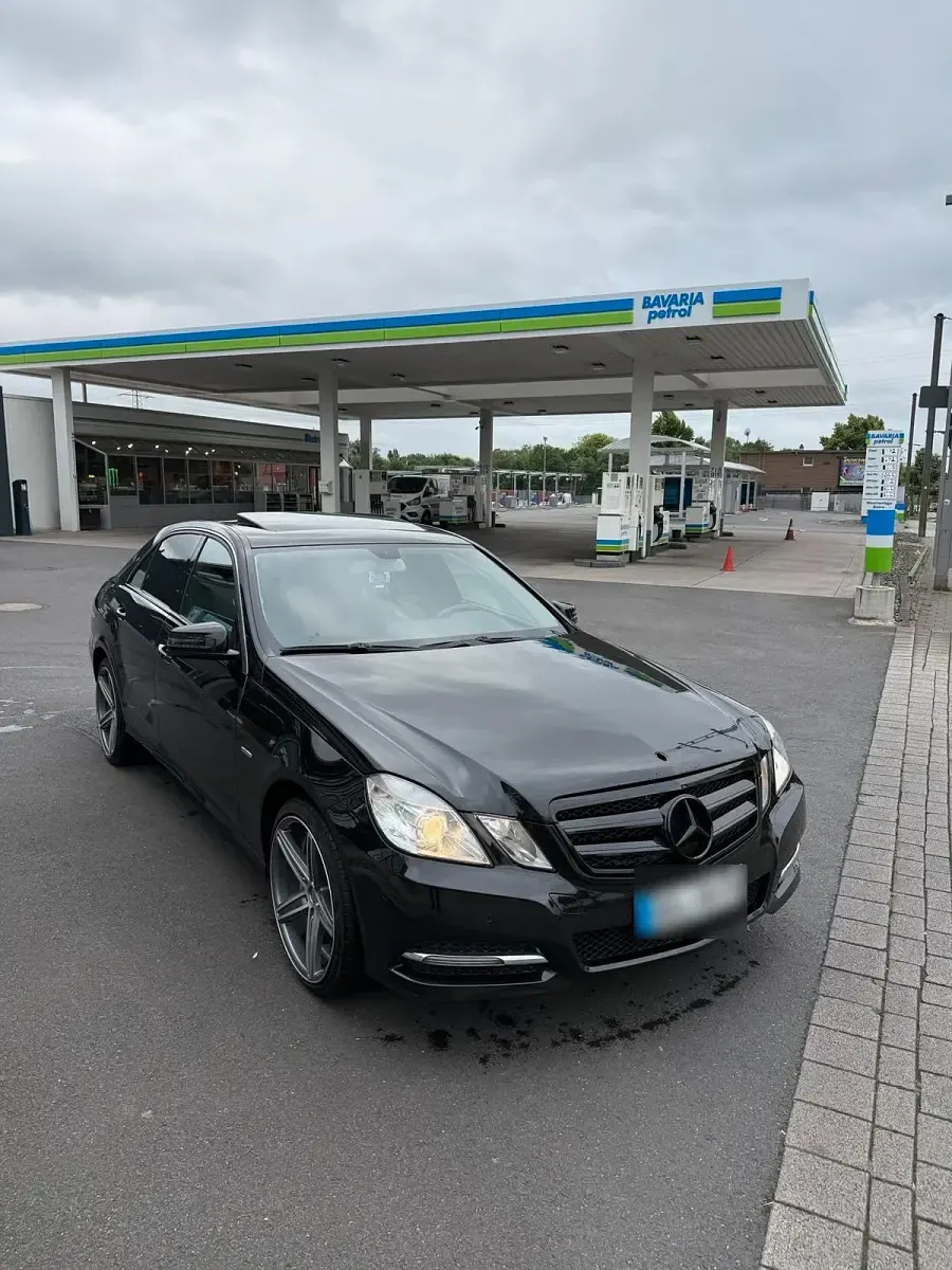 Gebraucht Mercedes E220 170 PS (125 kW) 2011 Schwarz Limousine