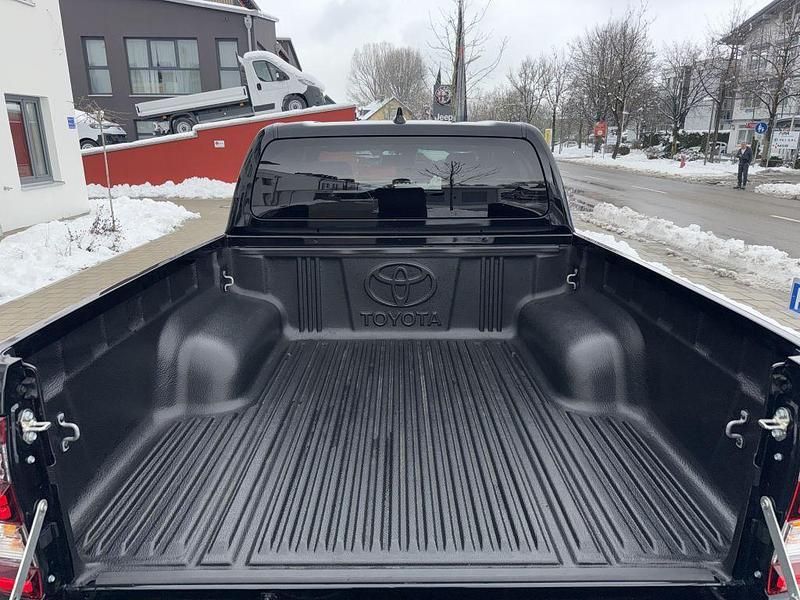 Gebraucht Toyota HiLux 204 PS (150 kW) 2025 Tiefschwarz metallic Pickup
