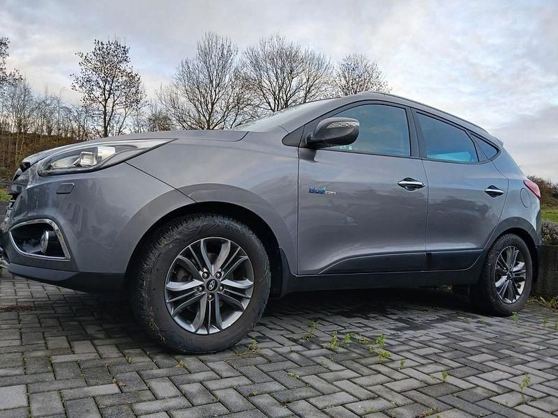 Grau Gebraucht 2015 Hyundai ix35 Finale SUV | 10.500 € - Bild 1/4