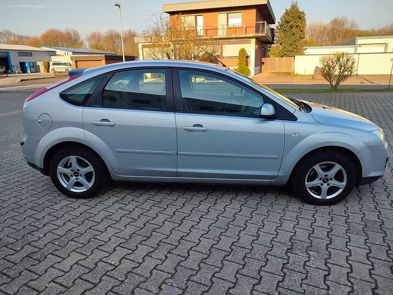 Gebraucht Ford Focus Ambiente 80 PS (58 kW) 2007 Silber Limousine