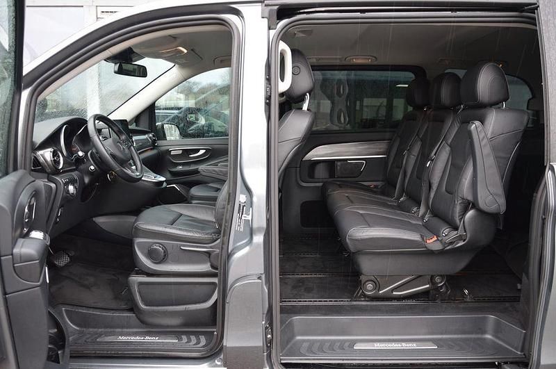 Gebraucht Mercedes V220 Avantgarde Edition 163 PS (119 kW) 2020 Grau Van / Kleinbus