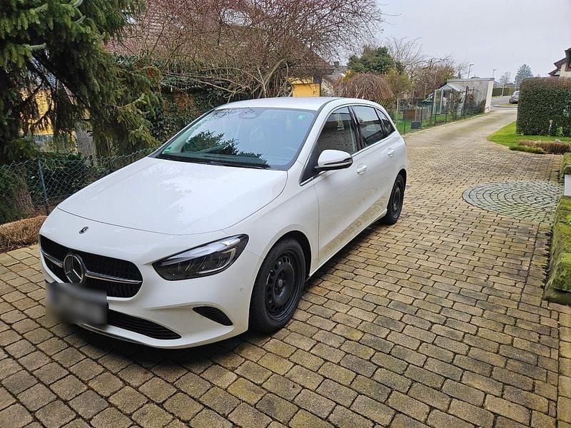 Weiß Gebraucht 2023 Mercedes B200 Progressive Van / Kleinbus | 24.950 € (Superpreis) - Bild 1/4