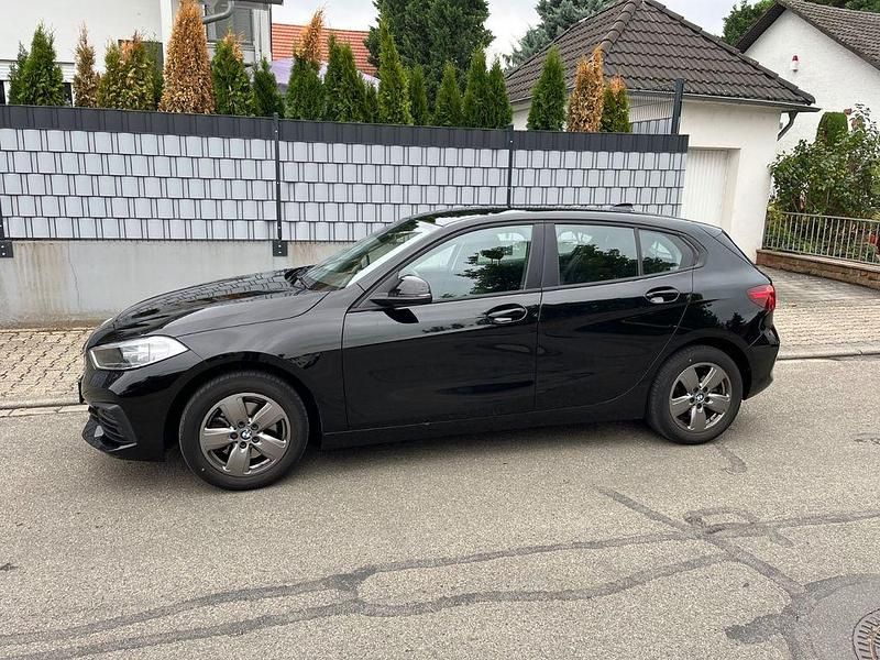Schwarz Gebraucht 2020 BMW 118 Advantage Kleinwagen | 16.200 € (Guter Preis) - Bild 1/4