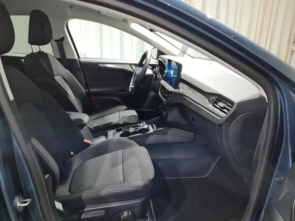 Gebraucht Ford Focus Titanium X 116 PS (85 kW) 2025 Blau, chrome blue metallic Limousine