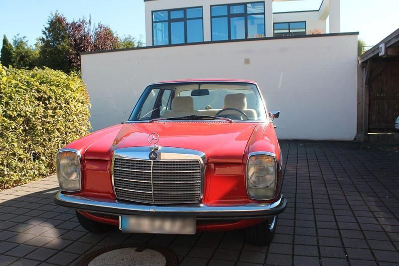 Rot Gebraucht 1973 Mercedes 200 Limousine | 14.950 € - Bild 1/4