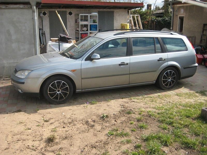 Gebraucht Ford Mondeo 125 PS (91 kW) 2003 Silber Kombi