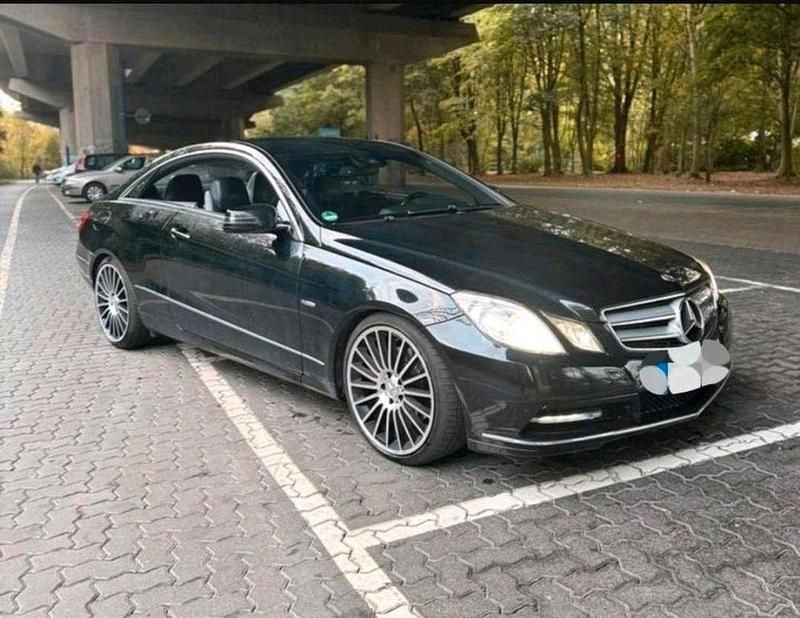 Gebraucht Mercedes E250 Avantgarde 204 PS (150 kW) 2011 Schwarz Coupé