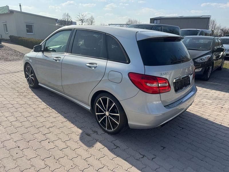 Gebraucht Mercedes B180 122 PS (89 kW) 2014 Silber Van / Kleinbus