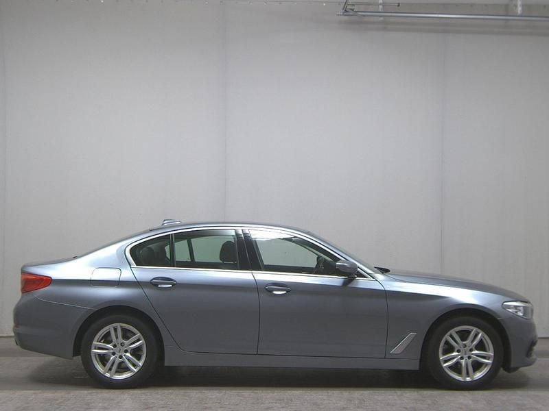 Grau Gebraucht 2019 BMW 520 Sport Line Limousine | 17.490 € (Guter Preis) - Bild 1/4