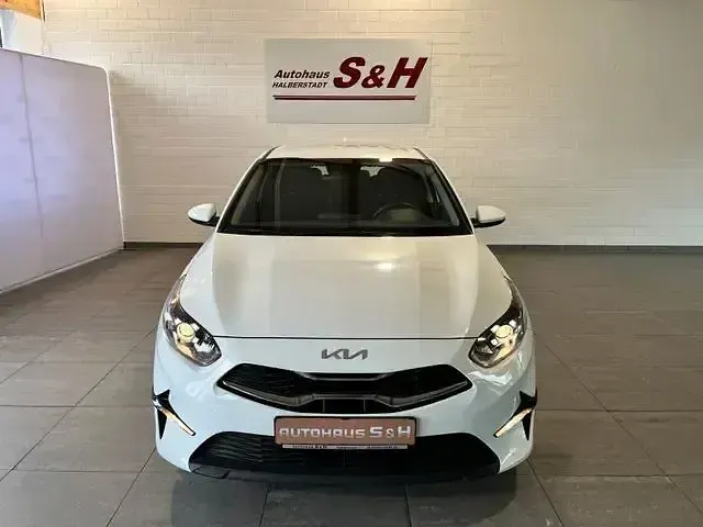 Gebraucht Kia Ceed 101 PS (74 kW) 2022 Weiß Kleinwagen
