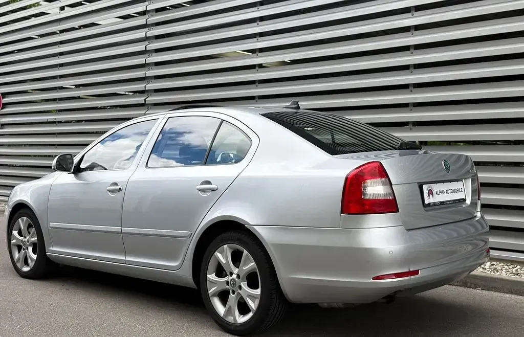 Używany Skoda Octavia Elegance 105 KM (77 kW) 2011 Srebrny Sedan/Limuzyna