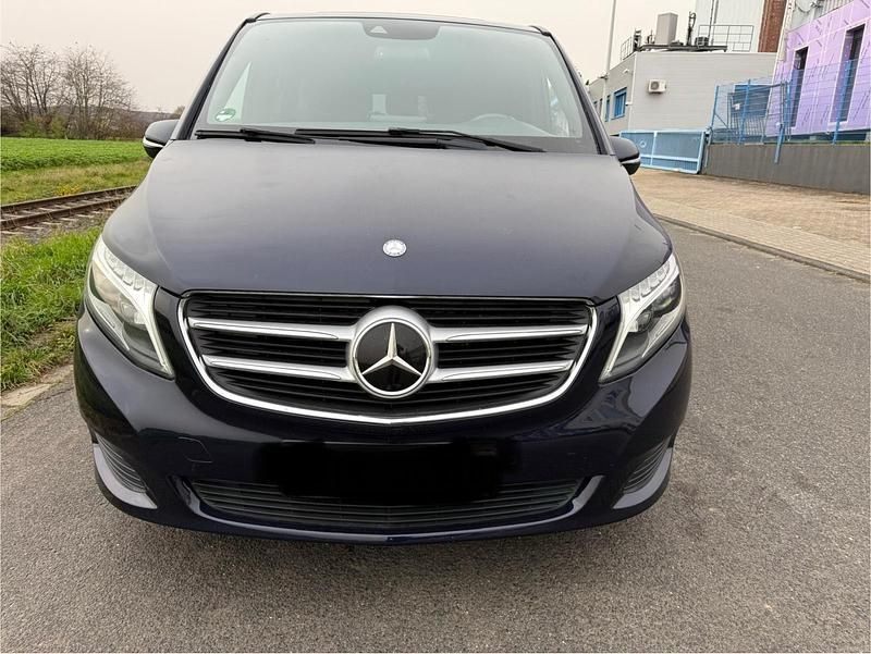 Blau Gebraucht 2016 Mercedes V250 Van / Kleinbus | 28.850 € (Superpreis) - Bild 1/4