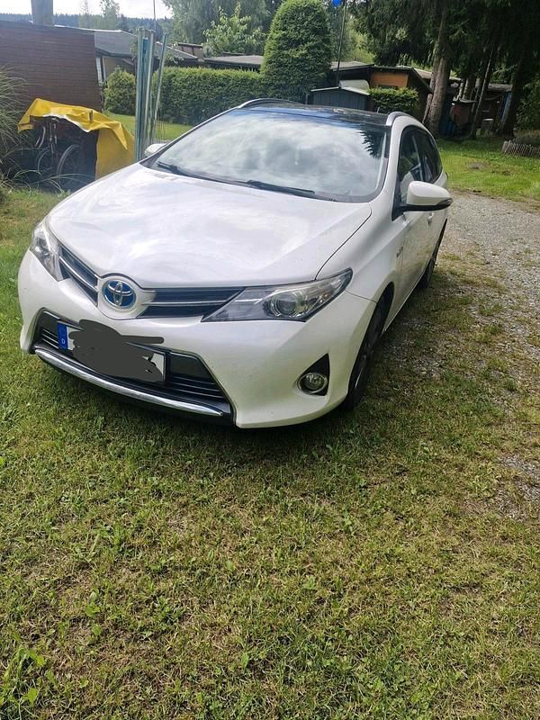 Weiß Gebraucht 2013 Toyota Auris Hybrid Kombi | 9.500 € (Guter Preis) - Bild 1/4