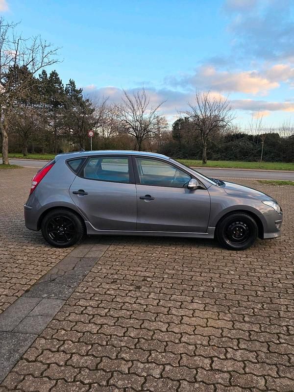 Gebraucht Hyundai i30 109 PS (80 kW) 2011 Grau Limousine