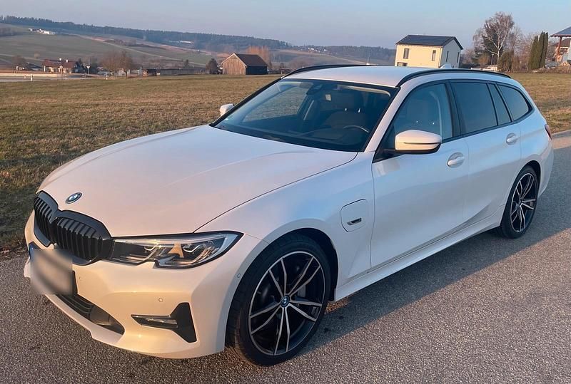 Gebraucht BMW 330e Advantage 292 PS (214 kW) 2021 Weiß Kombi