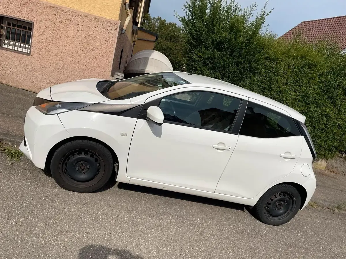 Gebraucht Toyota Aygo 69 PS (50 kW) 2016 Weiß Kleinwagen
